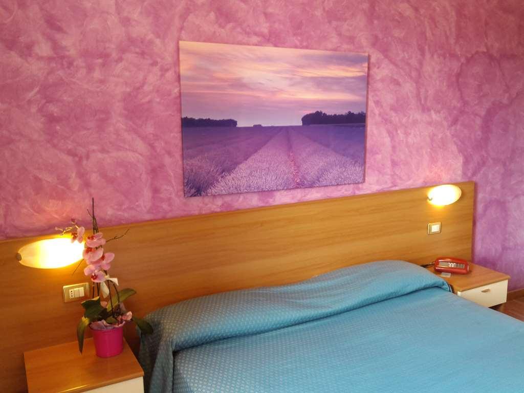 Hotel 2000 Fabriano Zimmer foto